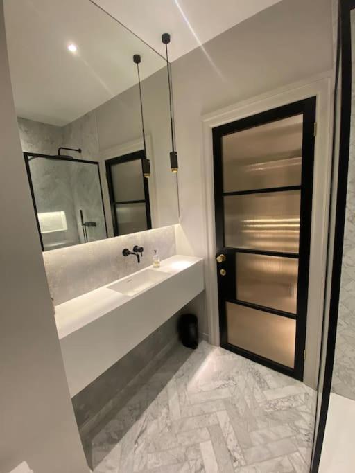 Luxury Georgian Apartment - 5 Minute Walk To Spa Бат Экстерьер фото