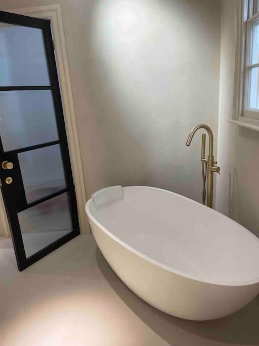 Luxury Georgian Apartment - 5 Minute Walk To Spa Бат Экстерьер фото