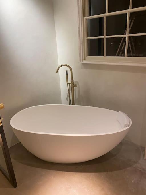 Luxury Georgian Apartment - 5 Minute Walk To Spa Бат Экстерьер фото